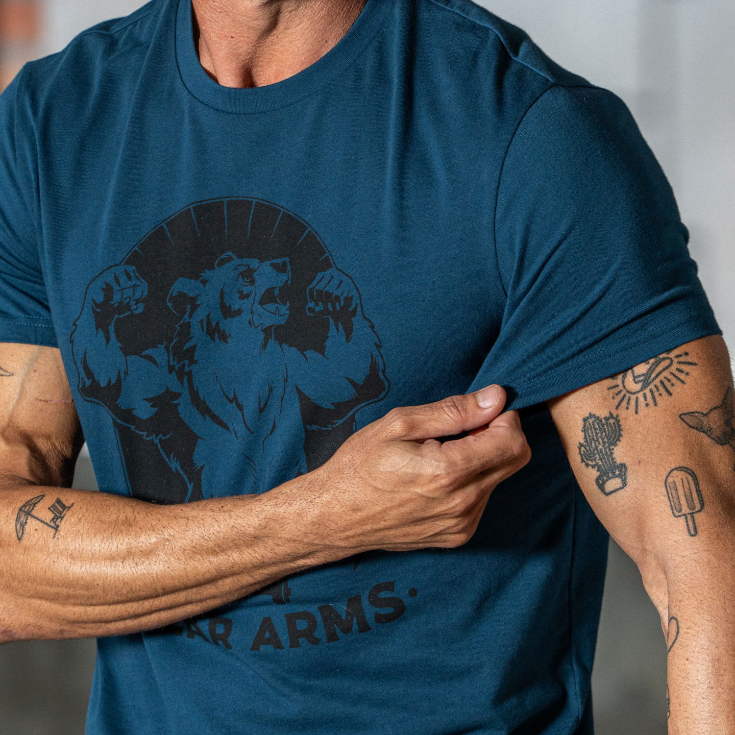 bs-graphic-tee-bear-arms-navy-content-02.jpg